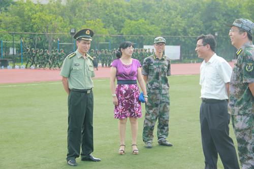 公司众领导来到训练场上慰问新生